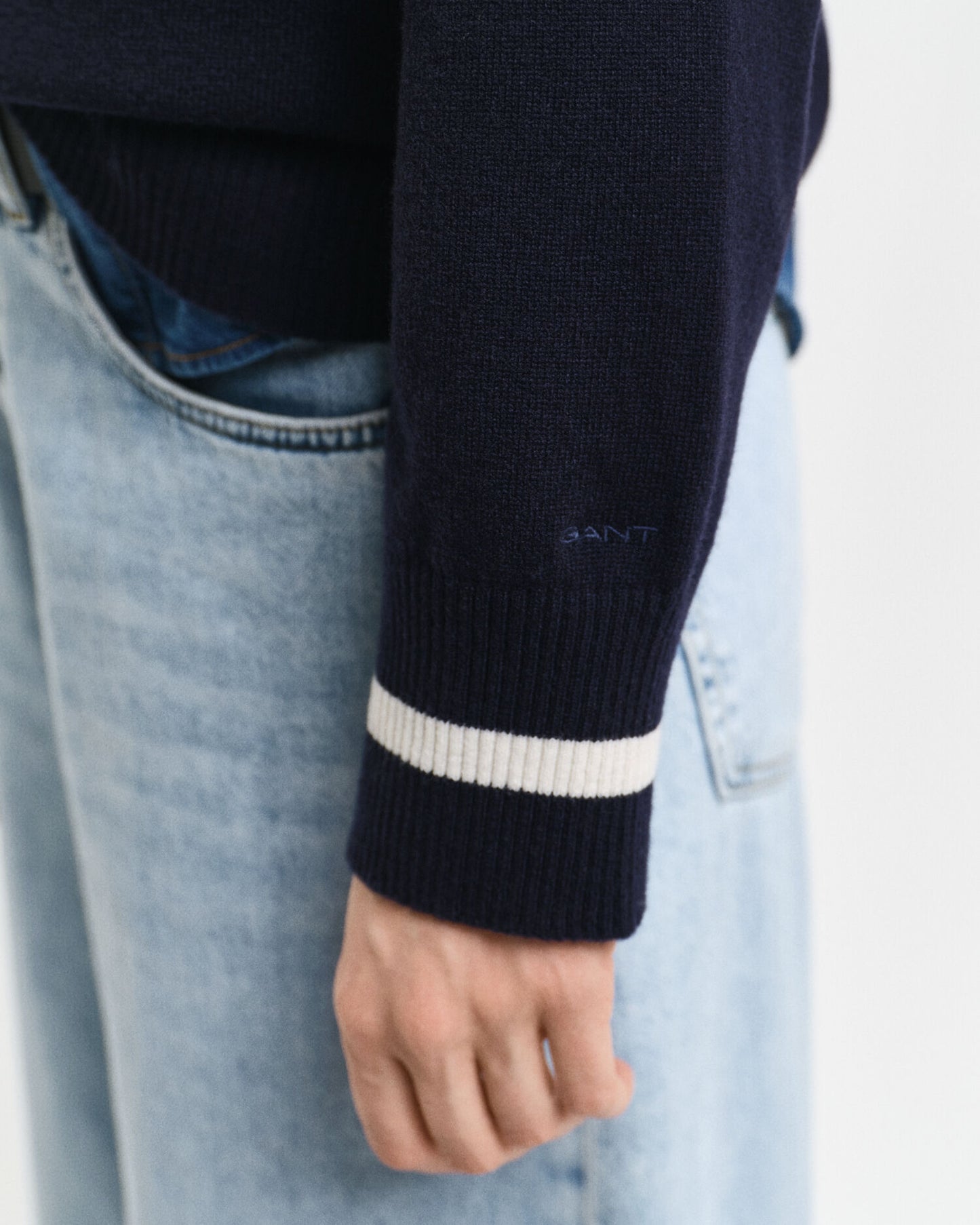 Superfeiner Lambswool V-Pullover mit Kontraststreifen