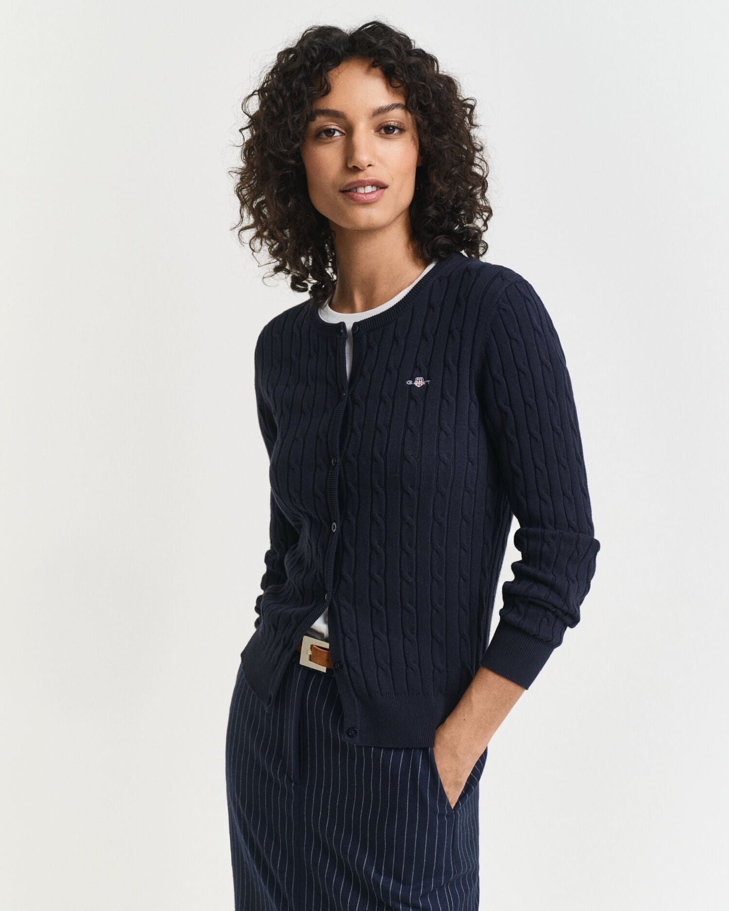 Strickjacke aus Baumwollstretch mit Zopfmuster