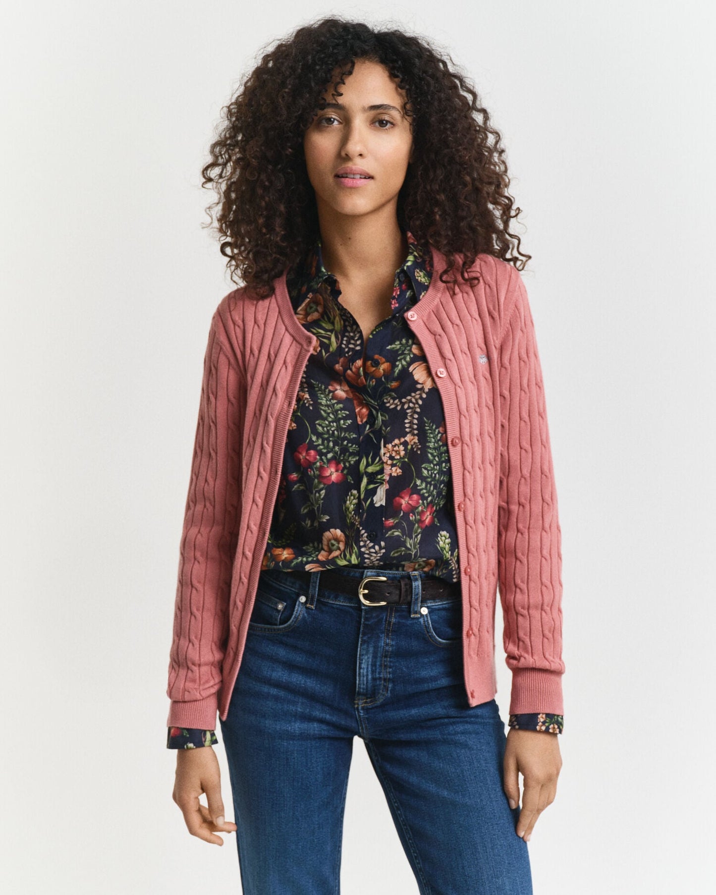Strickjacke aus Baumwollstretch mit Zopfmuster
