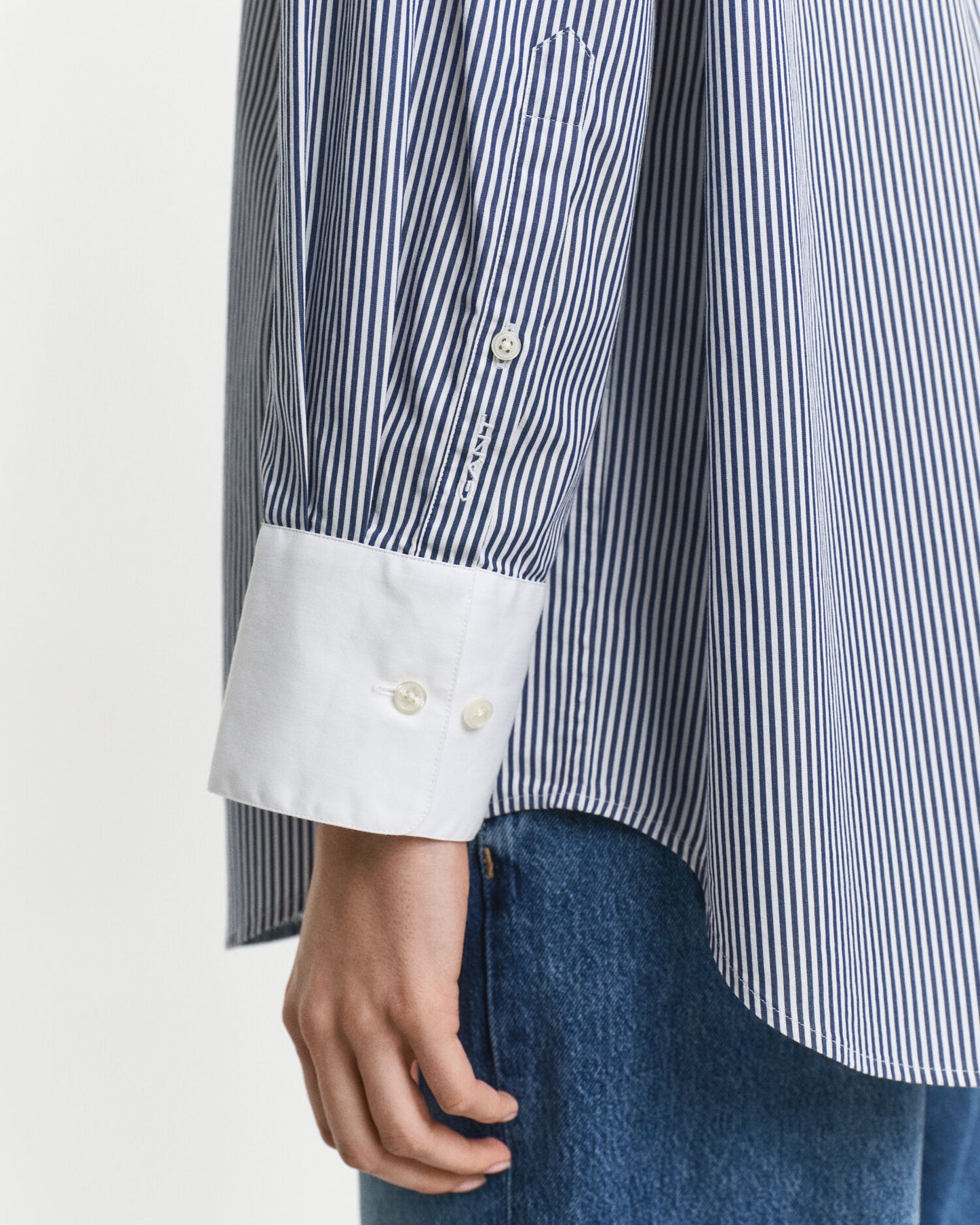 Oversized gestreiftes Hemd mit Kontrastkragen